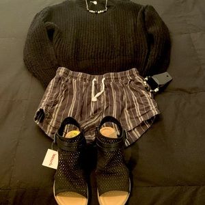 Black knit sweater (S), BILLABONG beachy shorts (S), jewelry set w/ earrings.